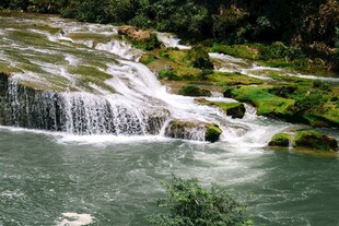 山间溪流瀑布自然美景