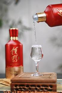 红瓶白酒倒入透明酒杯