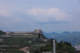 山峦间的壮丽建筑