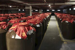 酒窖中整齐排列的大酒坛