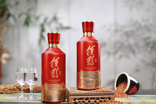 红色经典酒瓶与酒杯展示