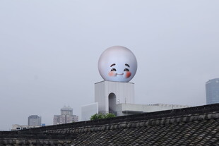 屋顶上的卡通球形建筑