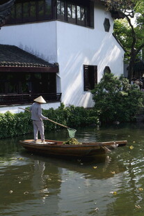 水乡撑船人