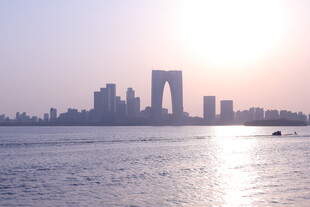 夕阳下的城市滨水风光