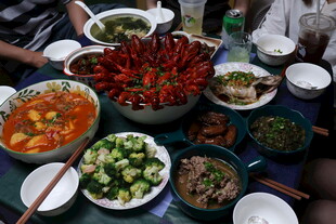 丰盛美味的中式聚餐菜肴