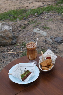 户外木桌的美味餐点