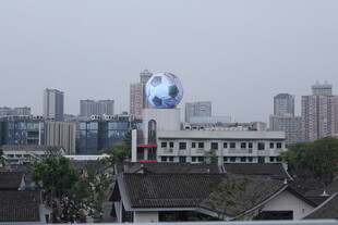 城市上空巨型地球景观