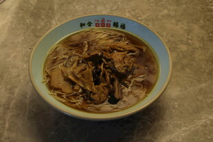 一碗美味的卤味面条