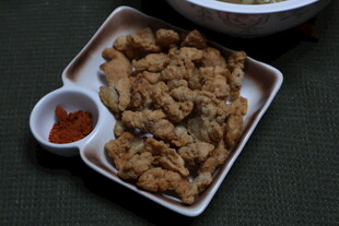 美味炸鸡配蘸料