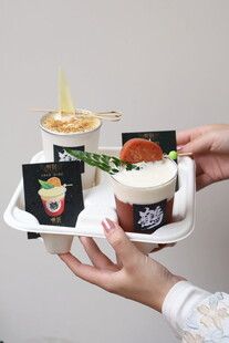手持美味特色饮品托盘