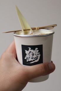 手持装饮品的特色纸杯