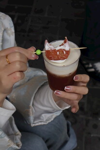 手持创意饮品的惬意时刻