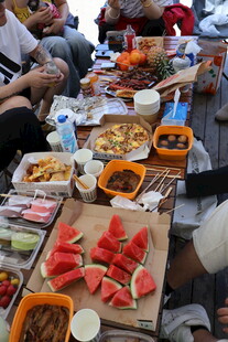 户外野餐场景摆满多样美食