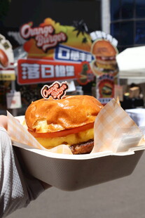 美味汉堡搭配特色小食