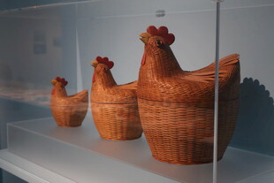 三只竹编母鸡展示