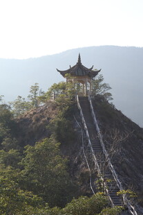 山顶古亭与蜿蜒索道