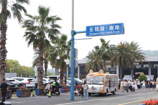 城市街道的热闹生活场景