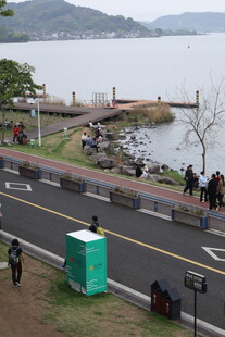 湖畔道路边的休闲场景