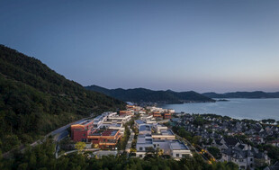 湖畔山城风光