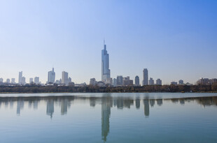迪拜城市天际线与湖景倒影