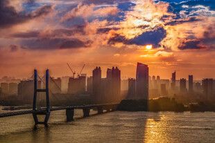 城市黄昏江畔壮丽景观