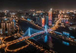 城市夜景中的璀璨桥梁