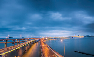 夜幕下的海边栈桥美景