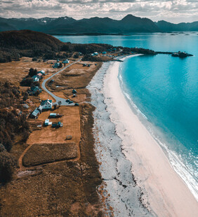 美丽海滨村落蓝白海岸线