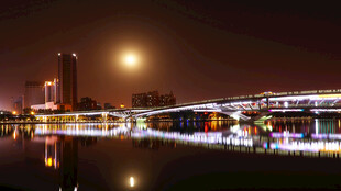 城市璀璨夜景湖畔风光