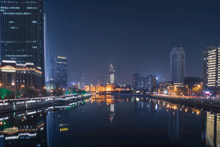 城市河畔璀璨夜景