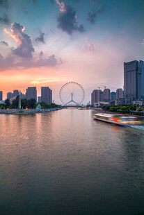 城市河畔黄昏美景