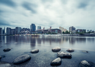 城市湖畔风景