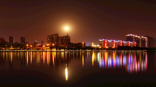 城市月夜湖景璀璨倒影