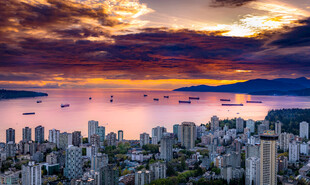 城市黄昏天际线壮丽景观