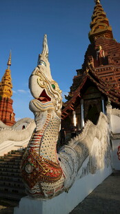 泰国寺庙的精美神兽雕塑