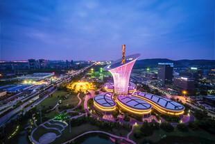 城市璀璨夜景中的独特建筑