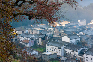 秋日山间小镇美景