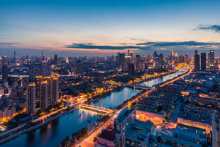 城市河畔璀璨夜景