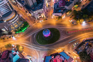 城市环形路口璀璨夜景