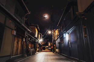 夜晚静谧的日式小巷