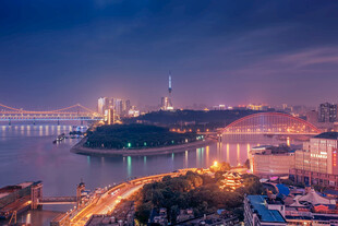 城市江畔璀璨夜景风光