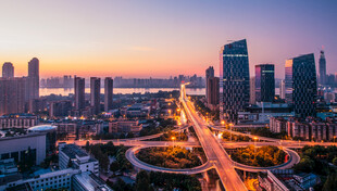 城市黄昏交通枢纽美景