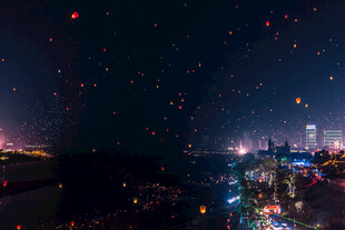 城市夜空下的绚烂孔明灯
