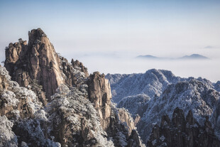 雪覆山峦壮丽景致