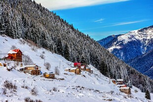雪山下的静谧山间村落