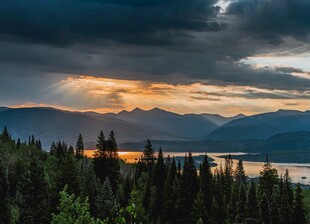 黄昏山林间的壮丽湖景