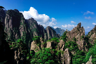 壮丽奇峰间的翠绿山峦