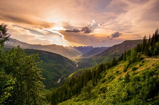 山间壮丽日落美景