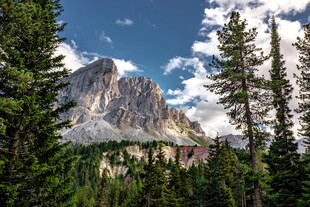 山林间的巍峨壮丽山峰