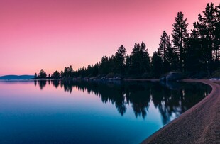 湖畔暮色美景